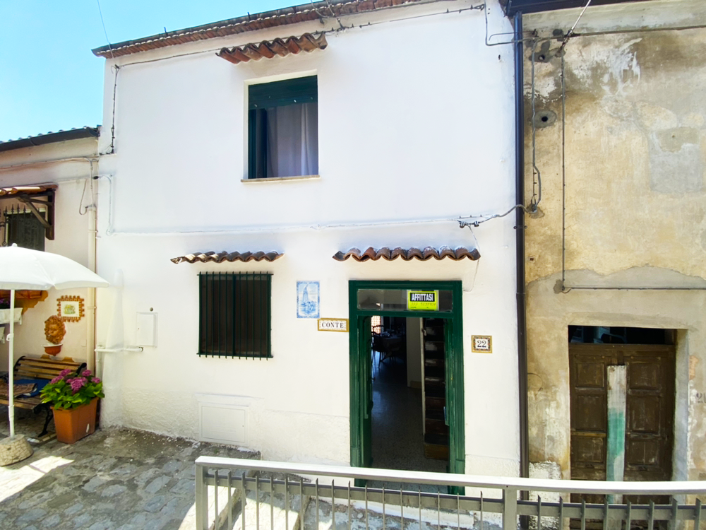 Detached house in the historic center (via Savonarola, 22)
