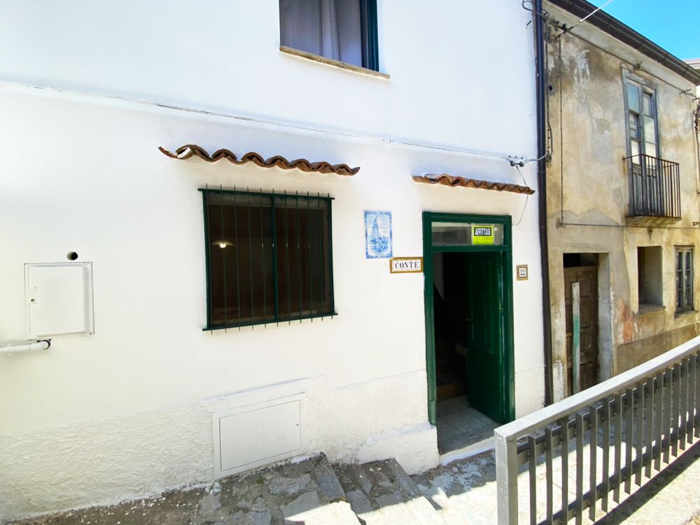 Detached house in the historic center (via Savonarola, 22)