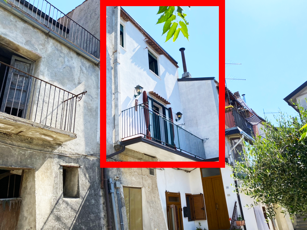 Detached house in the historic center (via Savonarola, 22)