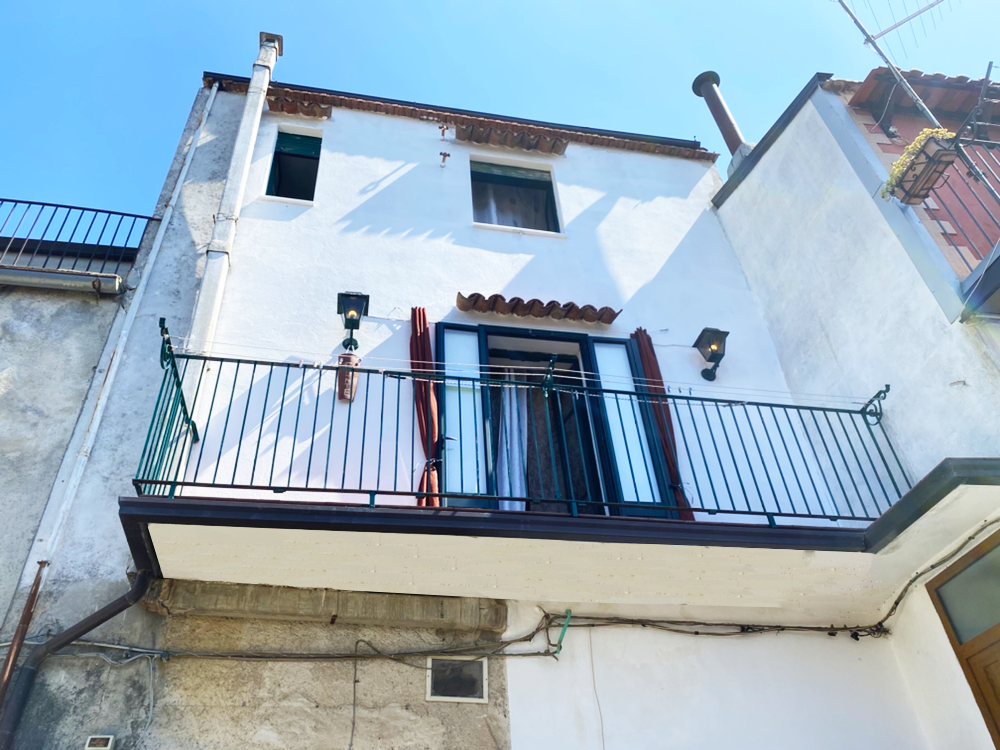Detached house in the historic center (via Savonarola, 22)