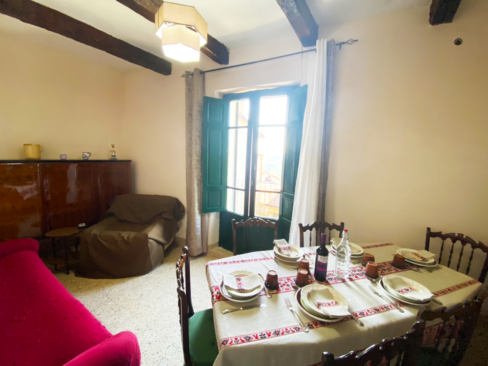 Detached house in the historic center (via Savonarola, 22)