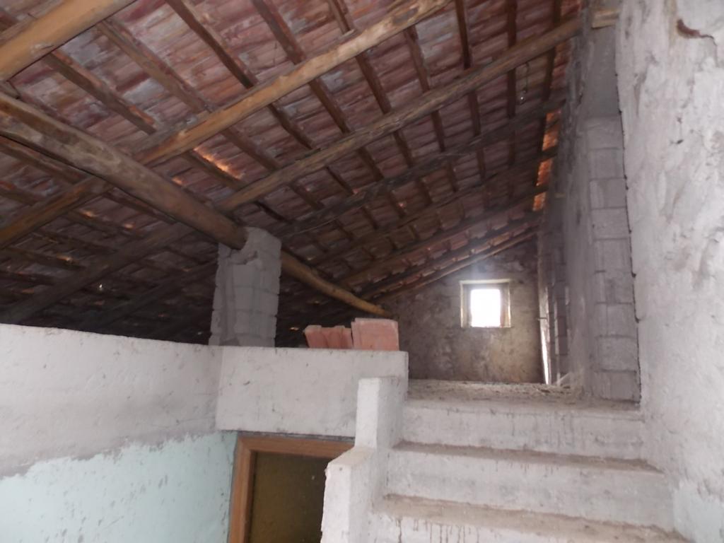 Casa indipendente con garage e deposito in una frazione rurale (via Procoio, 107)