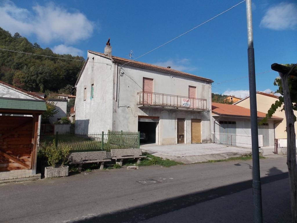Casa indipendente con garage e deposito in una frazione rurale (via Procoio, 107)