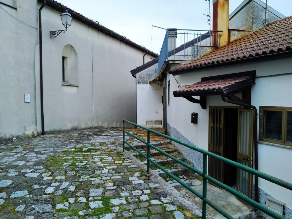 Casa indipendente nel centro storico (via Garibaldi, 7)