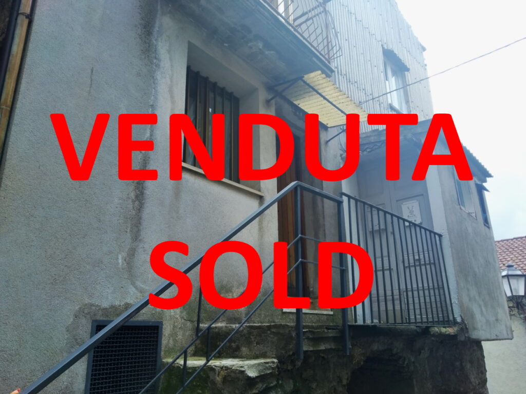 Casa indipendente nel centro storico (via Savonarola, 35)
