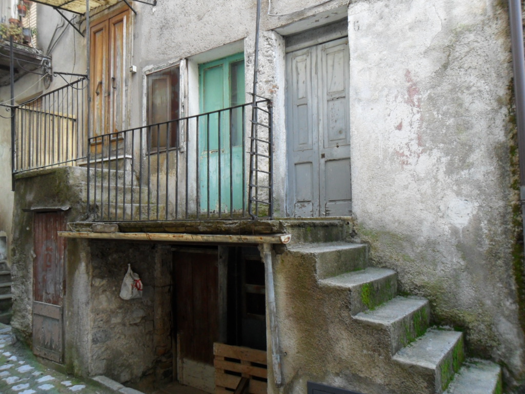 Detached house in the urban centre (via Romagnosi, 8)
