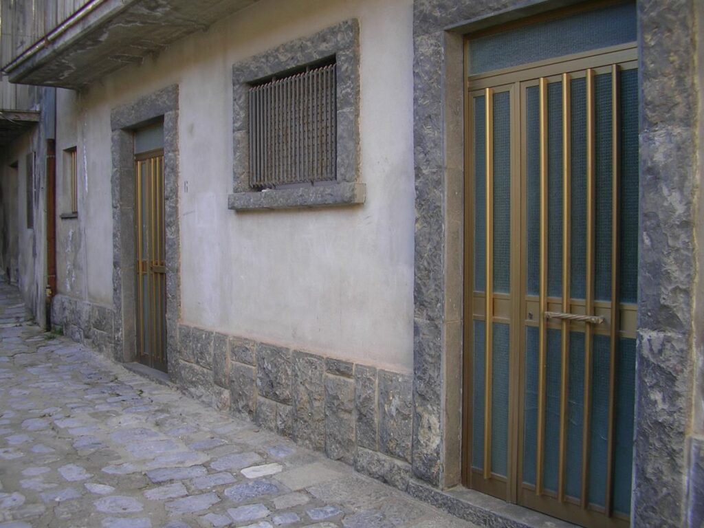 Detached house in the urban centre (via Cantù, 1)