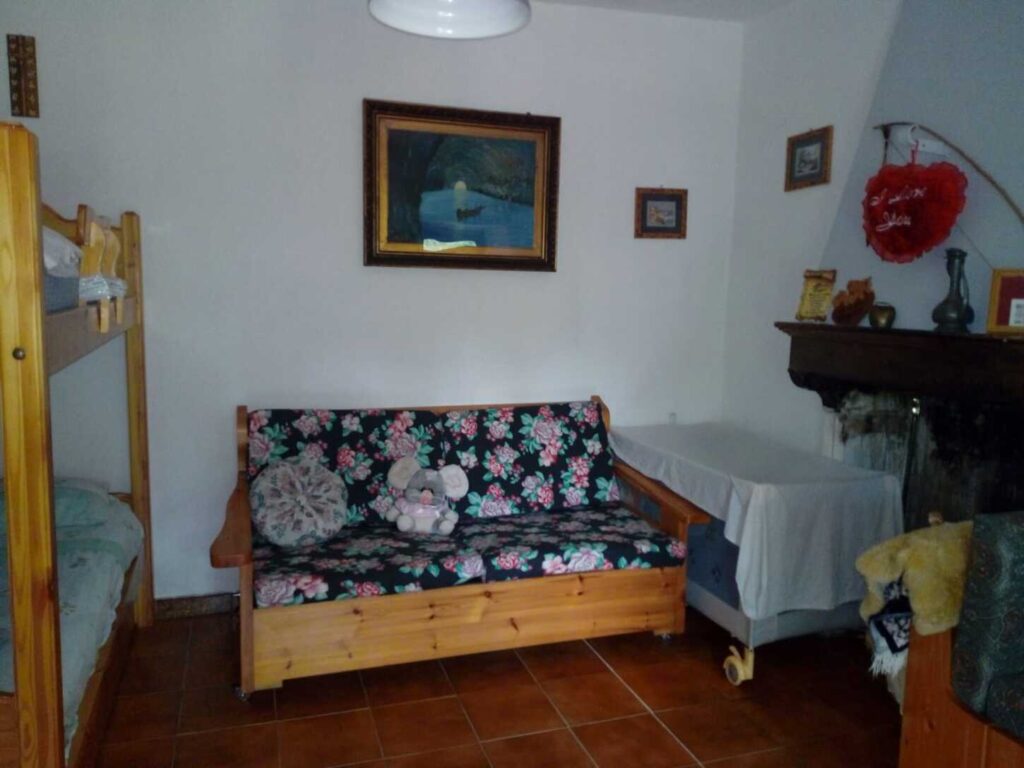 Villetta nella frazione Serrone (c.da Serrone, 6)