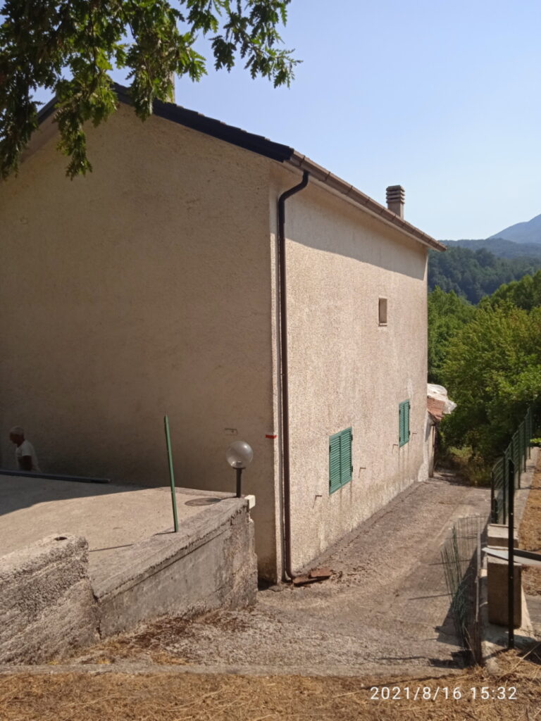 Villetta nella frazione Serrone (c.da Serrone, 6)