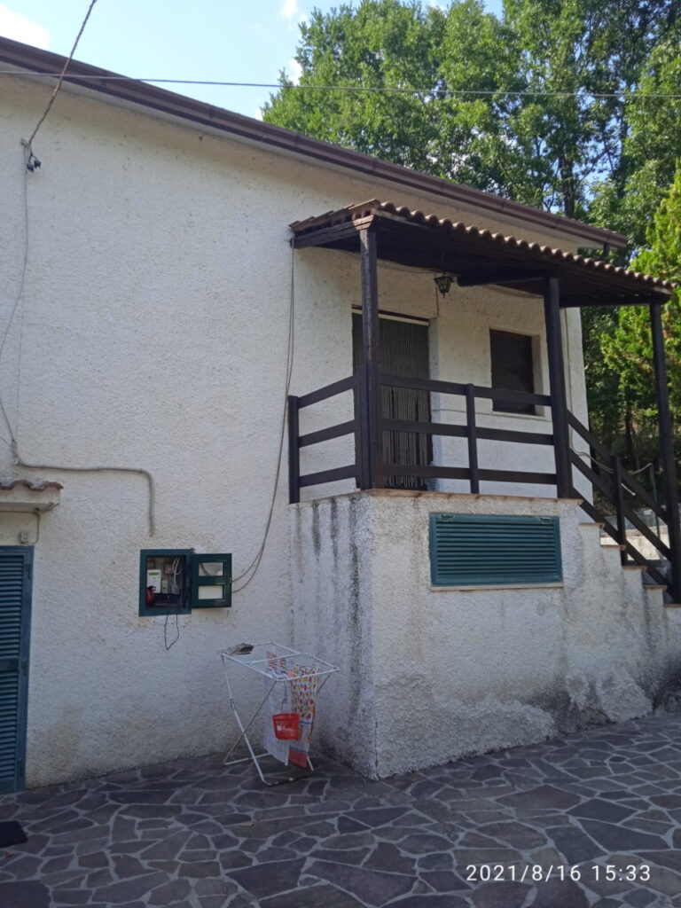 Villetta nella frazione Serrone (c.da Serrone, 6)