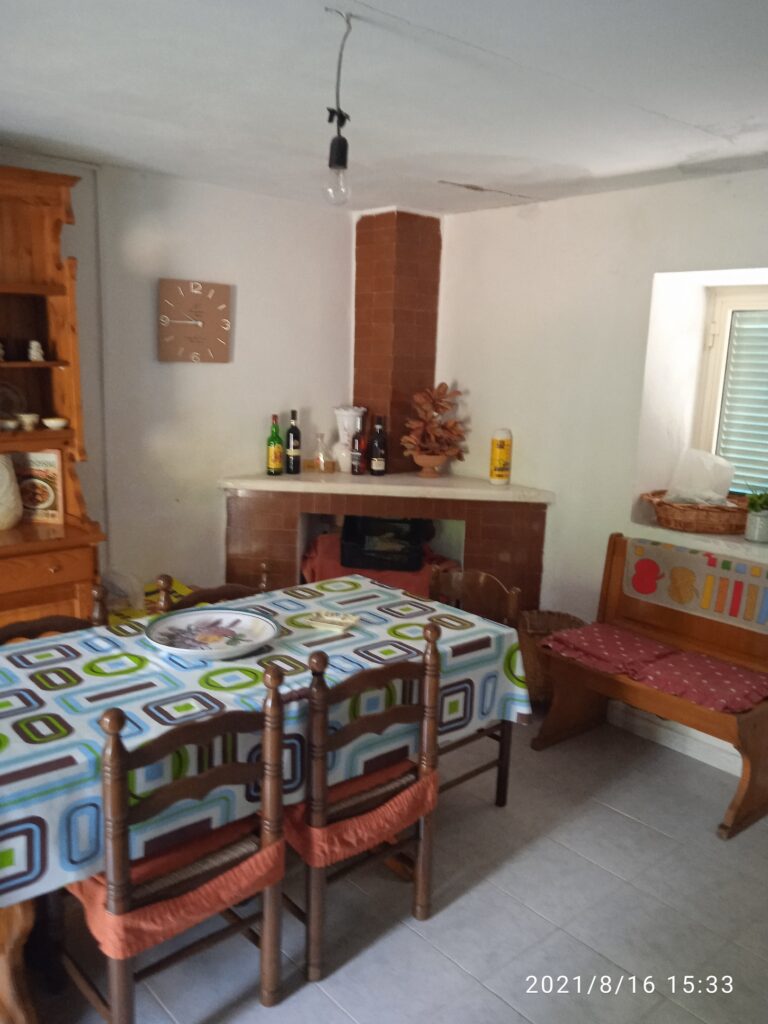 Villetta nella frazione Serrone (c.da Serrone, 6)