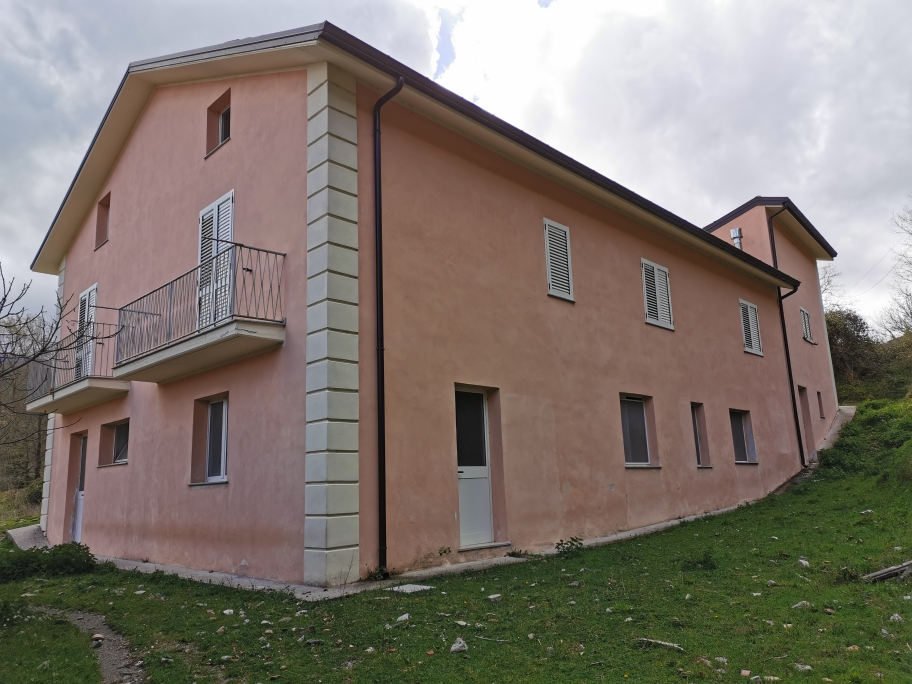 Villa con terreno nella frazione termale (SP 101)