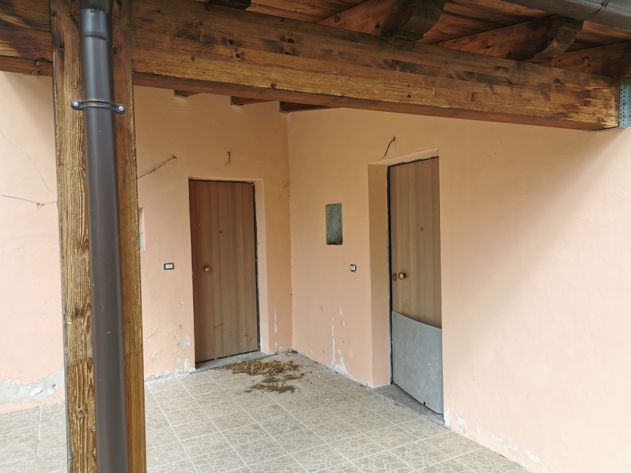 Villa con terreno nella frazione termale (SP 101)