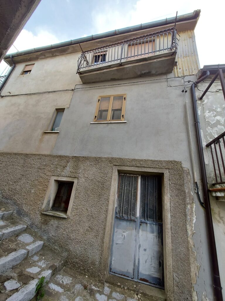 Detached house in the historic center (via Calvario, 18)
