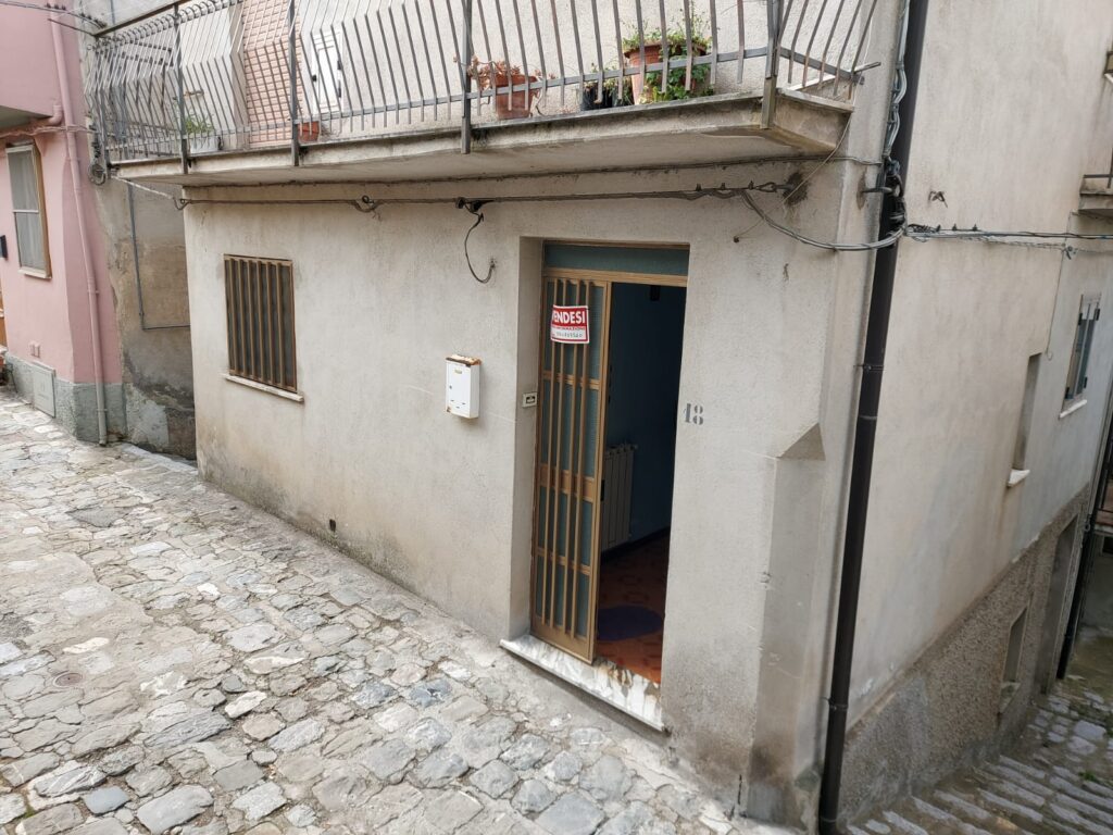 Detached house in the historic center (via Calvario, 18)