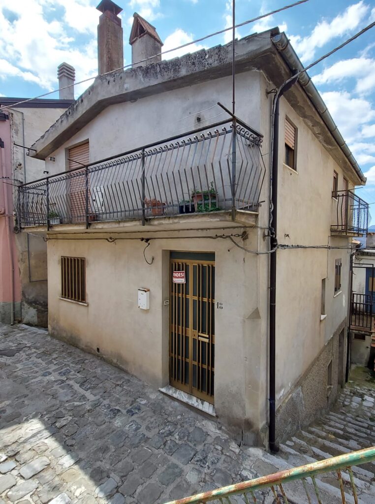 Detached house in the historic center (via Calvario, 18)
