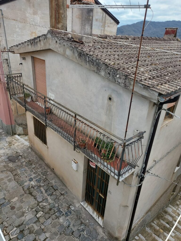 Detached house in the historic center (via Calvario, 18)