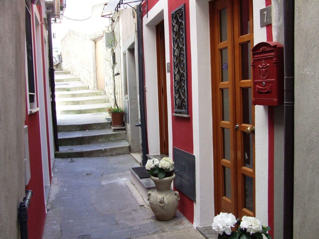 Casa indipendente nel centro urbano (via Nicotera, 7)