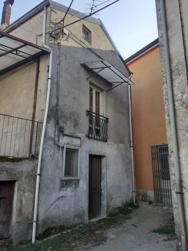 Casa indipendente in una frazione rurale (c.da Preti, 22)