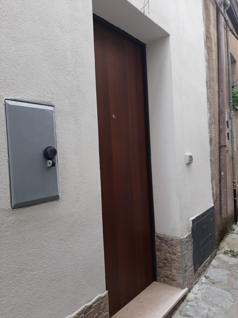 Detached house in the historic center (via Savonarola, 16)
