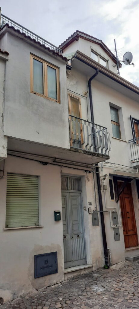Casa indipendente nel centro urbano (via Duca d’Aosta, 50)