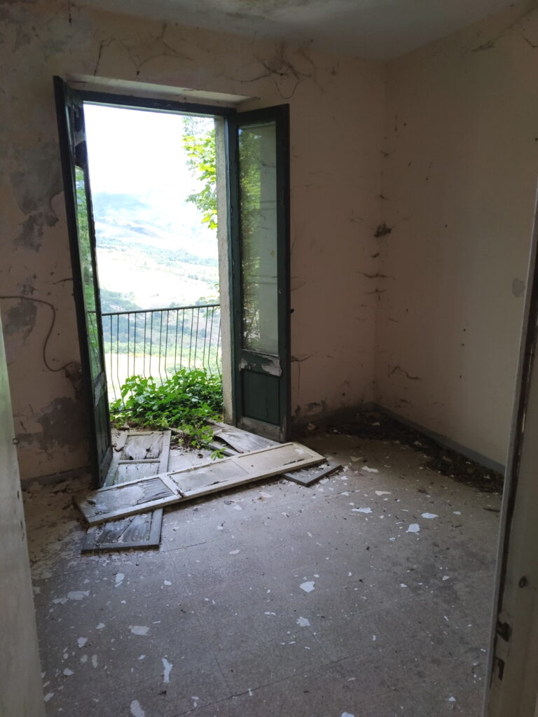 Casa indipendente nel centro storico (via Menotti, 2)