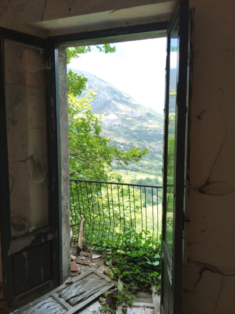 Casa indipendente nel centro storico (via Menotti, 2)