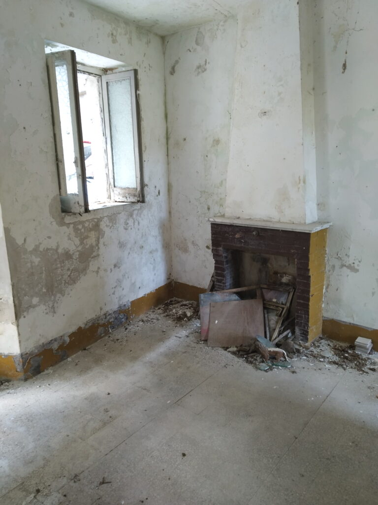 Casa indipendente nel centro storico (via Menotti, 2)
