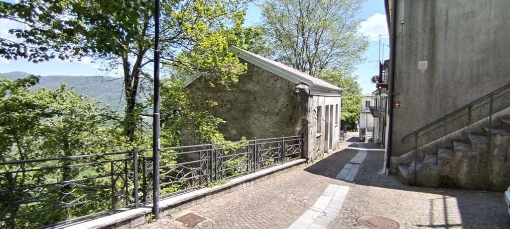 Casa indipendente nel centro storico (via Menotti, 2)