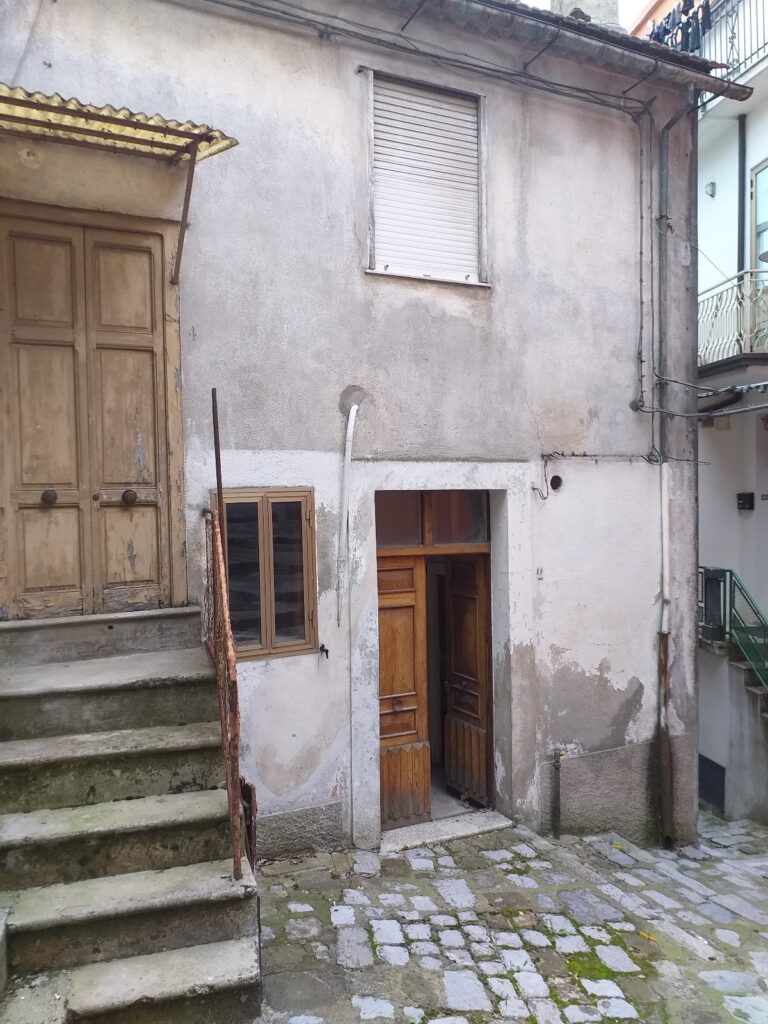 Casa indipendente nel centro urbano (via Romagnosi, 2)