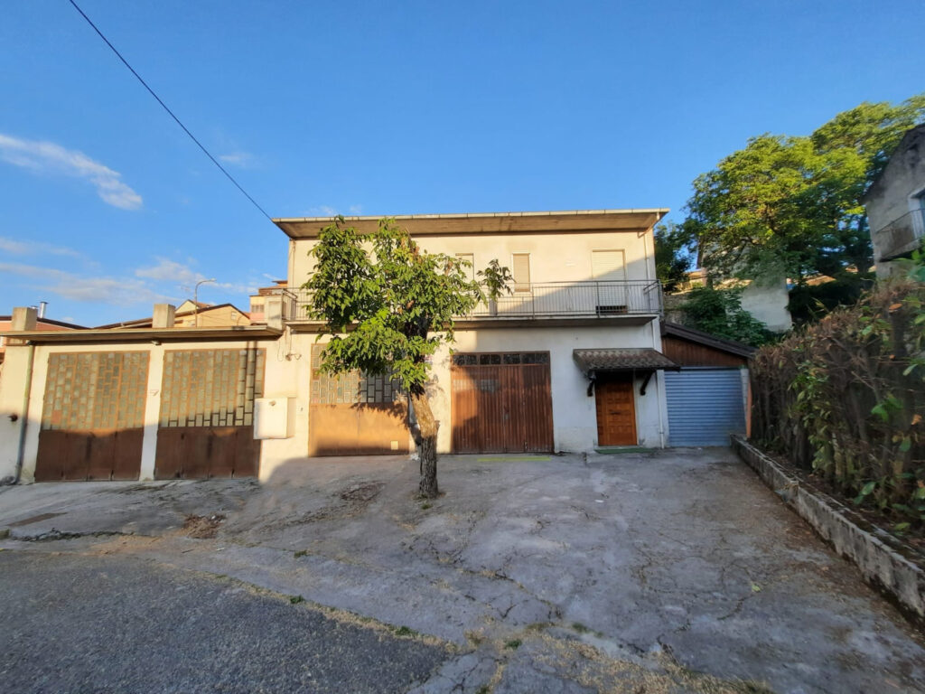 Casa indipendente nella frazione Agromonte Magnano (via Maturo, 11)