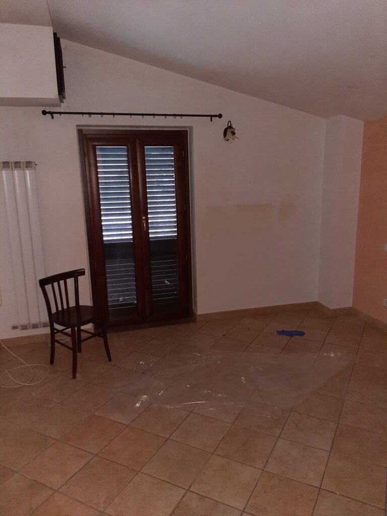 Casa indipendente in una frazione rurale (c.da Serrone, 2)