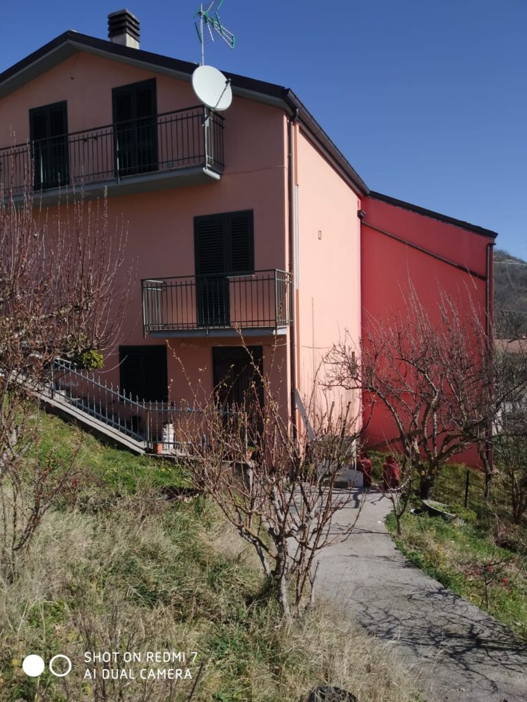Casa indipendente in una frazione rurale (c.da Serrone, 2)