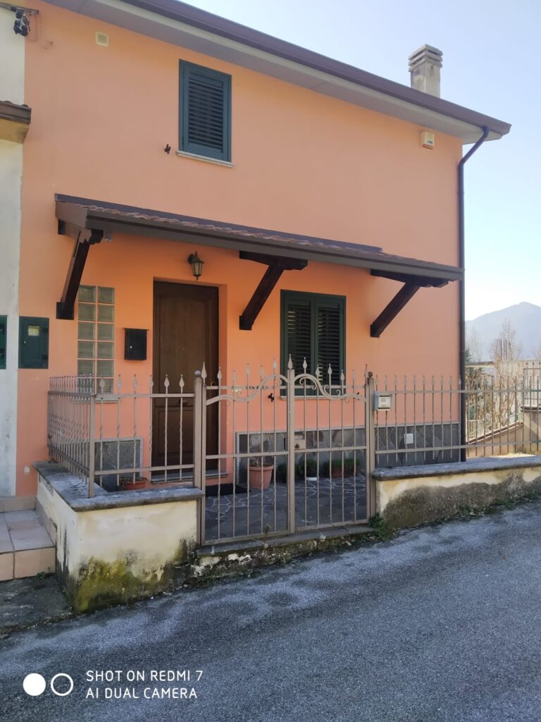 Casa indipendente in una frazione rurale (c.da Serrone, 2)