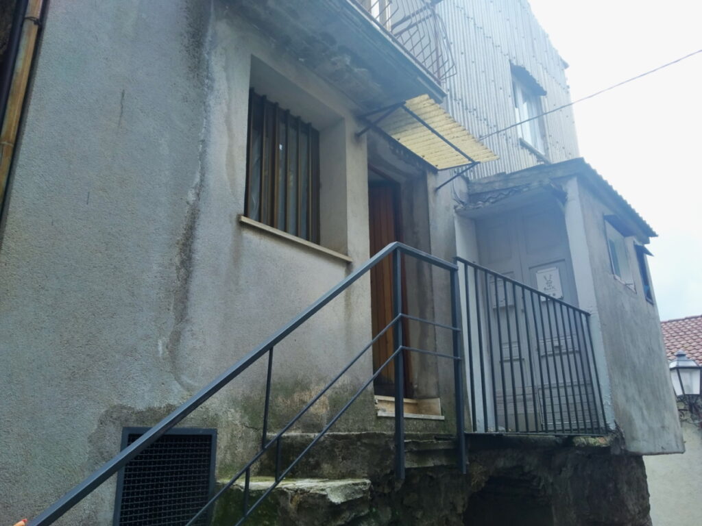Detached house in the historic center (via Savonarola, 35)