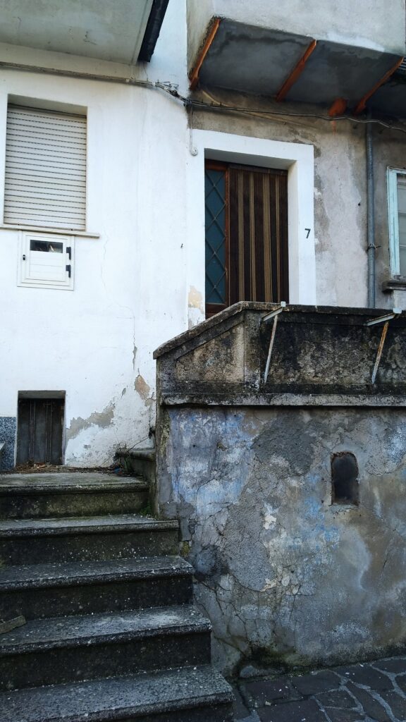 Casa indipendente nel centro urbano (largo Brigadiere Lombardi, 7)