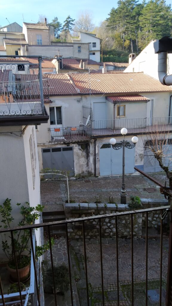 Casa indipendente nel centro urbano (largo Brigadiere Lombardi, 7)