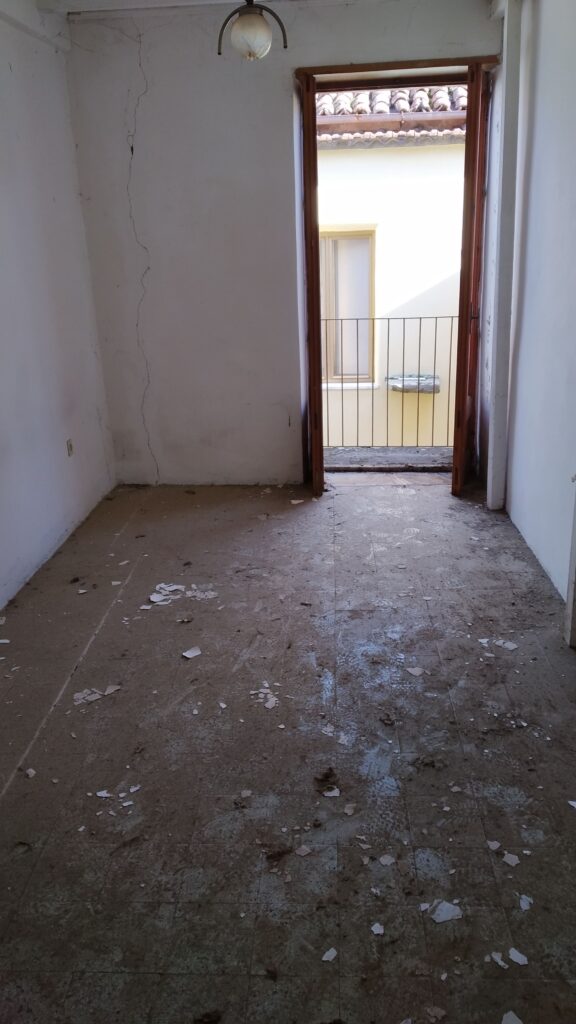 Casa indipendente nel centro urbano (largo Brigadiere Lombardi, 7)