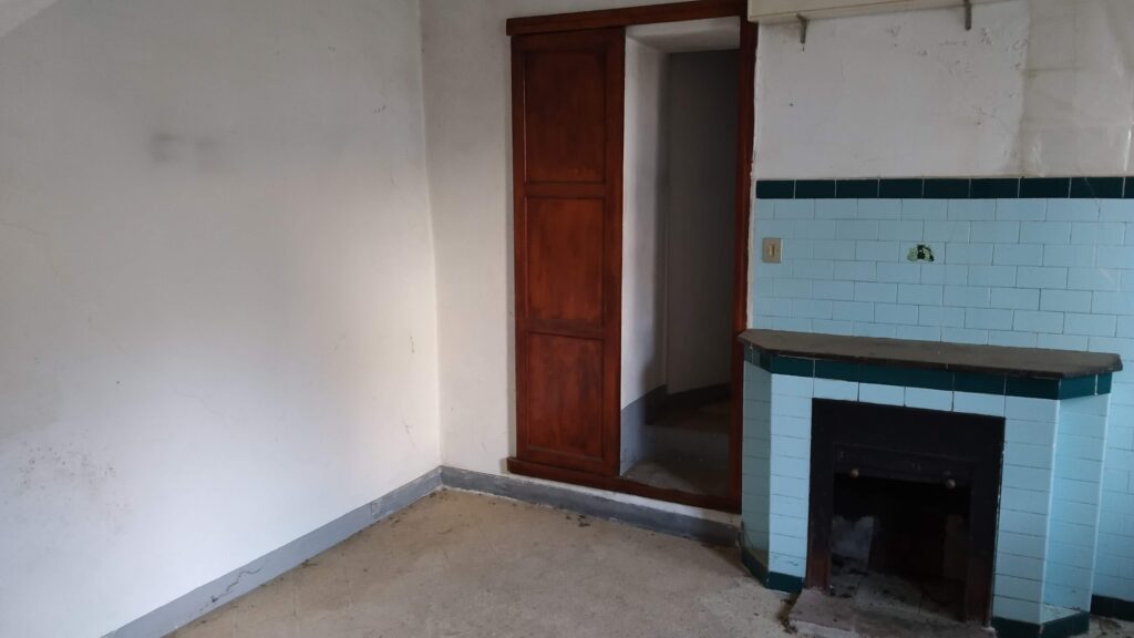Casa indipendente nel centro urbano (largo Brigadiere Lombardi, 7)