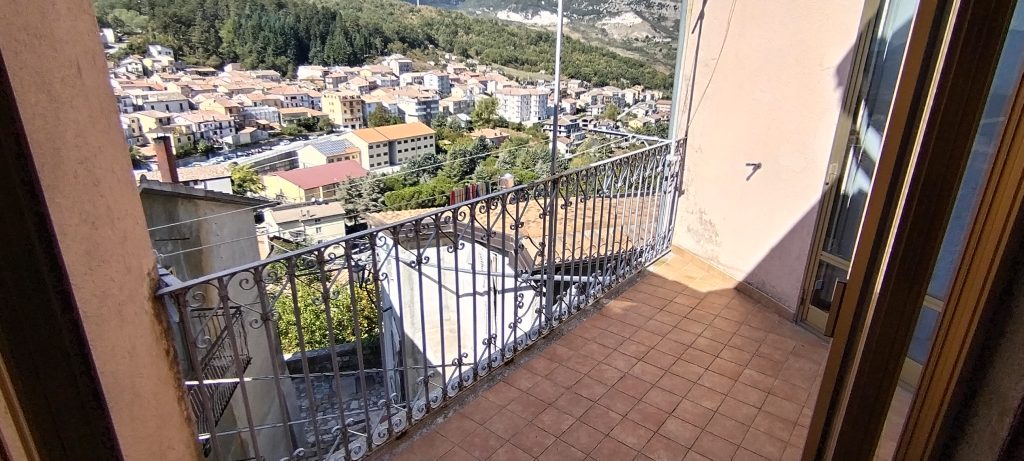 Casa indipendente con terrazza e vista panoramica nel centro storico (via Demostene, 2)