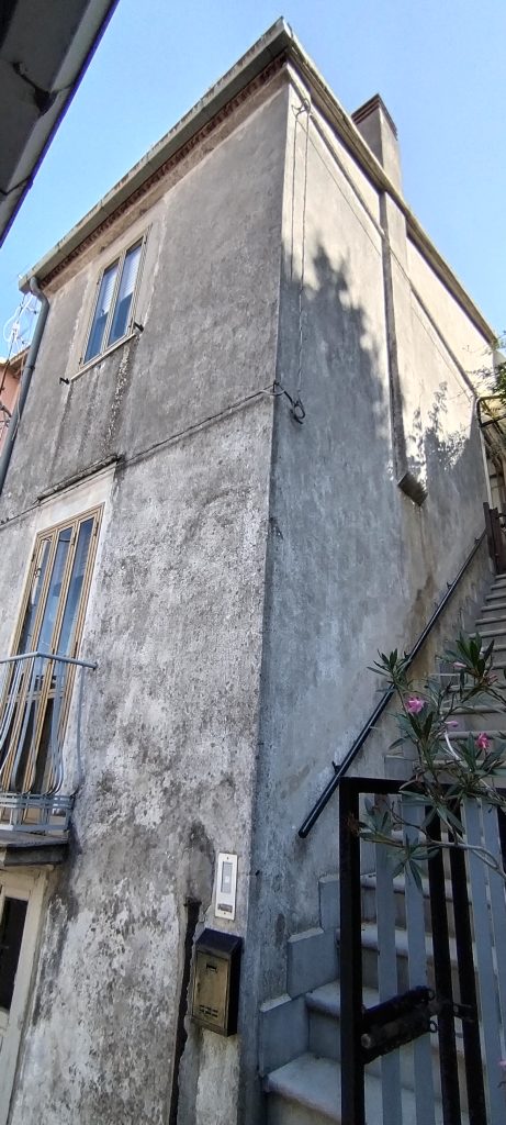 Casa indipendente con terrazza e vista panoramica nel centro storico (via Demostene, 2)