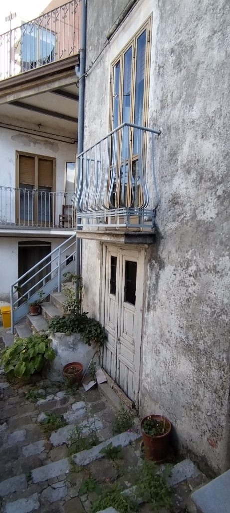 Casa indipendente con terrazza e vista panoramica nel centro storico (via Demostene, 2)