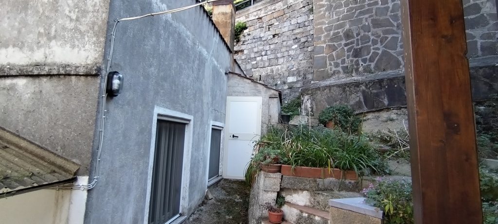 Casa indipendente con terrazza e vista panoramica nel centro storico (via Demostene, 2)