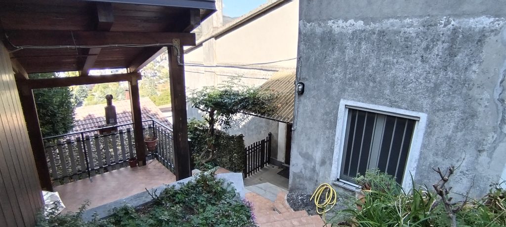 Casa indipendente con terrazza e vista panoramica nel centro storico (via Demostene, 2)