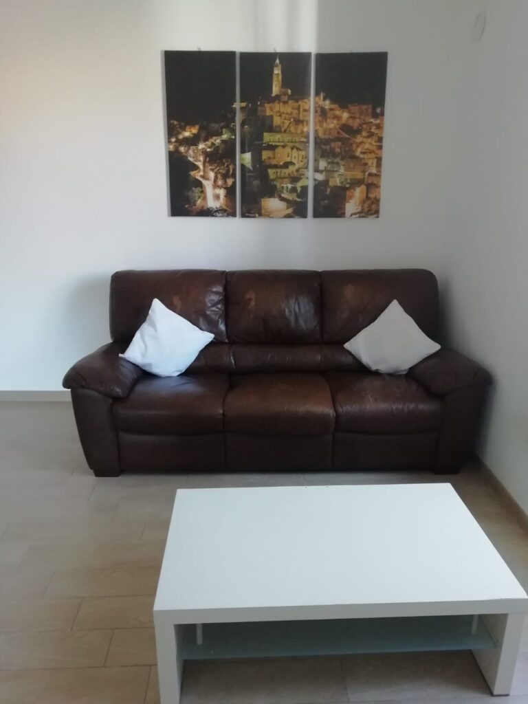 Casa indipendente nella frazione Agromonte Mileo (via Emanuela Loi, 8)