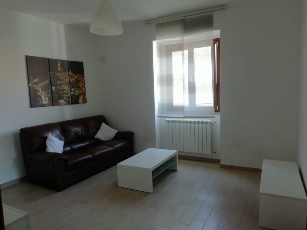 Casa indipendente nella frazione Agromonte Mileo (via Emanuela Loi, 8)