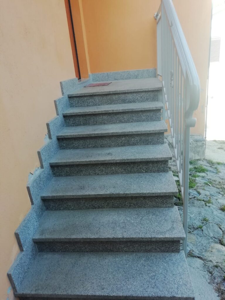 Casa indipendente nella frazione Agromonte Mileo (via Emanuela Loi, 8)