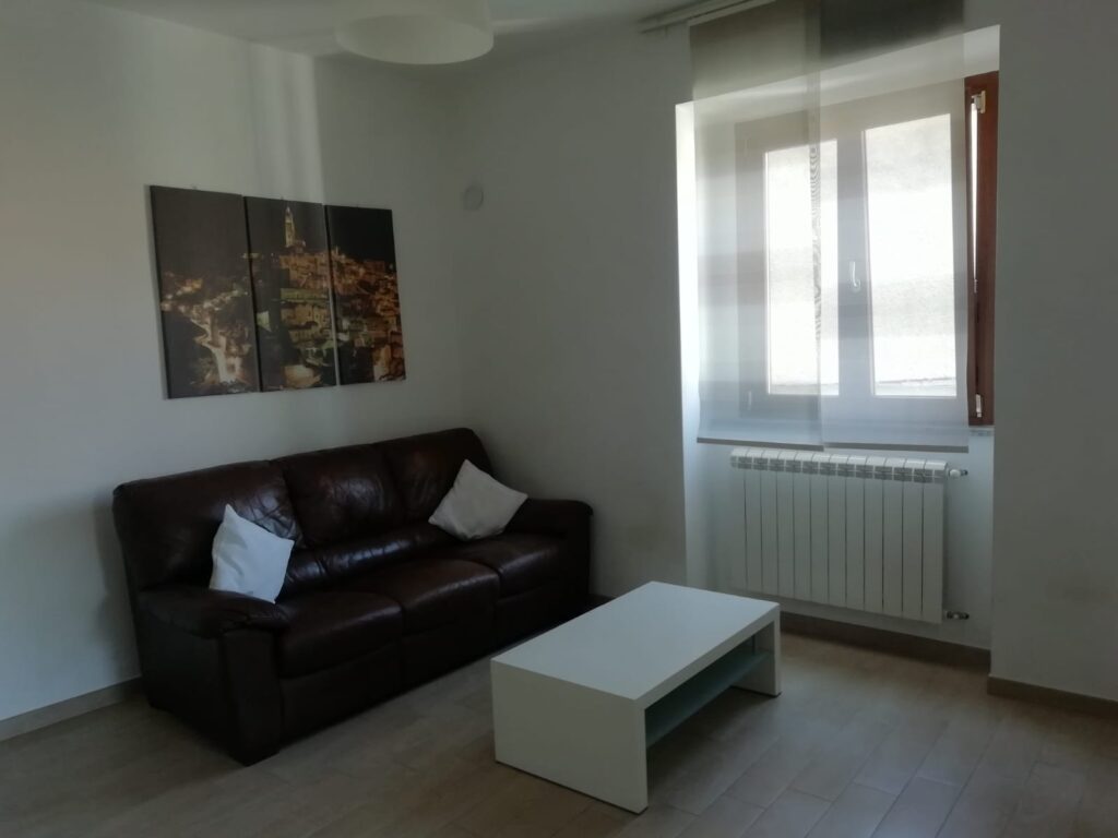 Casa indipendente nella frazione Agromonte Mileo (via Emanuela Loi, 8)