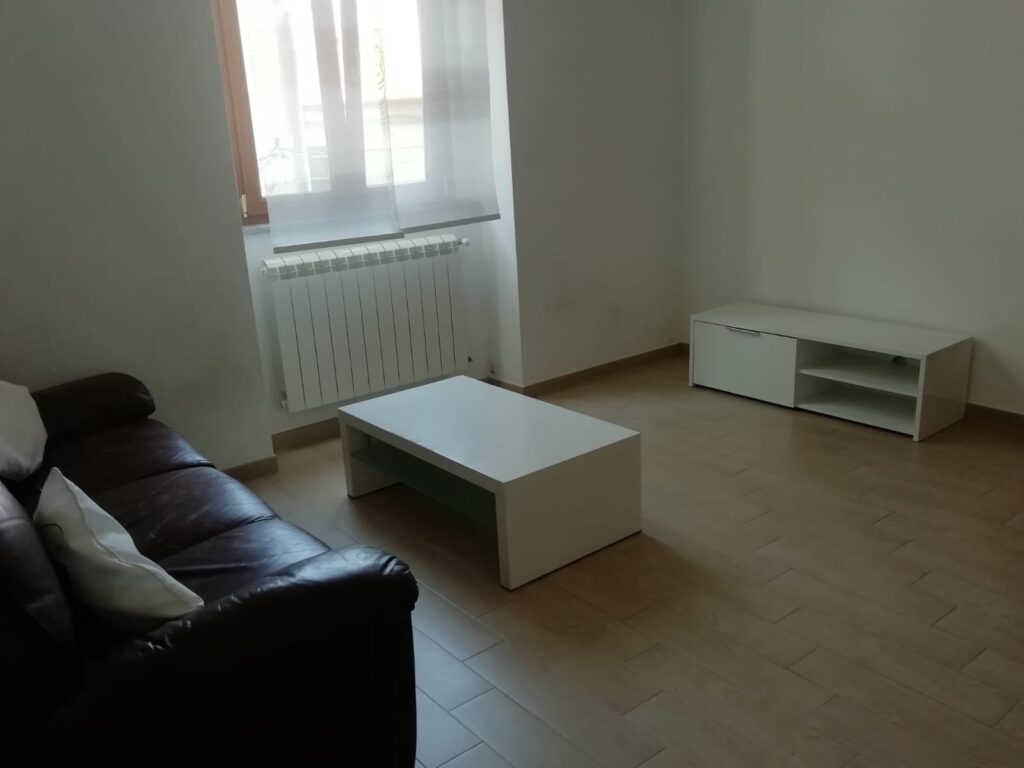Casa indipendente nella frazione Agromonte Mileo (via Emanuela Loi, 8)