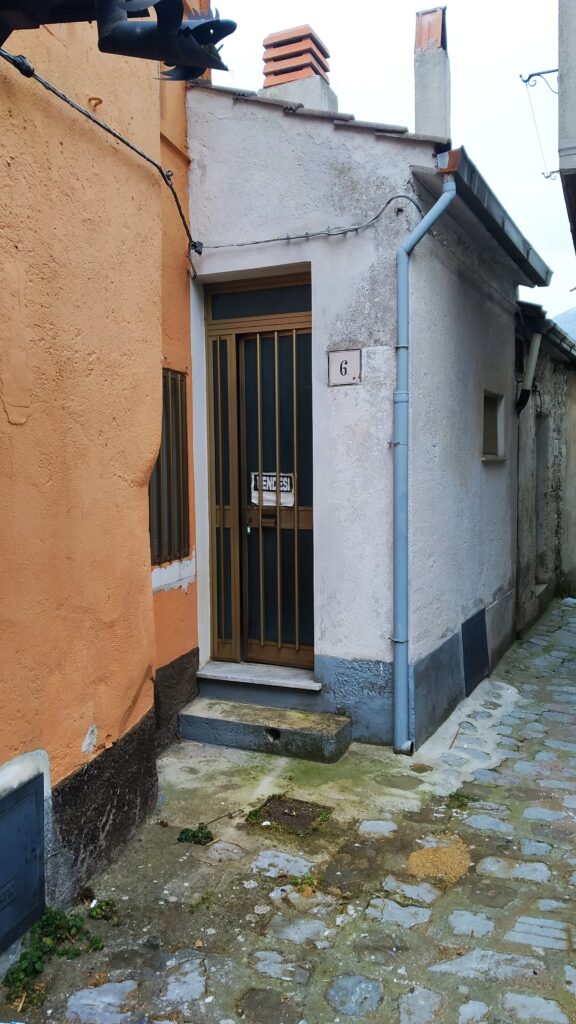 Detached house in the historic center (via Savonarola, 6)